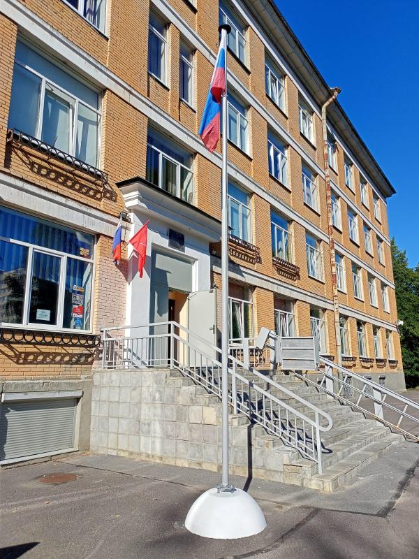 Установка флагштоков у учебных заведений 